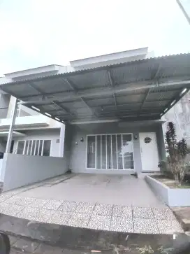 Dikontrakkan rumah 2lt dengan barang di Perumahan Grand Meridian Mdo.