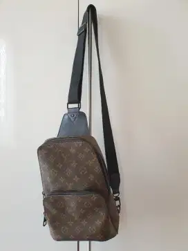 Tas slempang louis vuitton