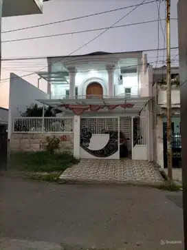 Dijual Rumah di Petemon 4 SHM 2 Lt Full Furnish Swimming Pool dan Gym