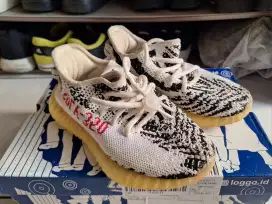 Sepatu seken masih layak pakai