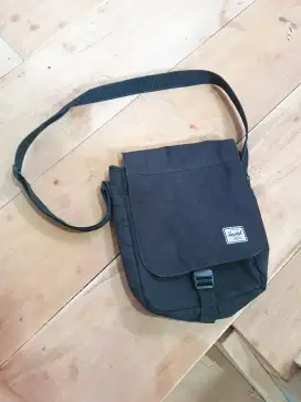 Tas slingbag herschel original warna hitam pekat