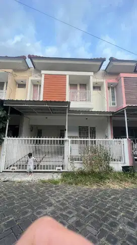 Dijual rumah 2 Lantai Full Furnish di jalan papa2 Suhat Malang