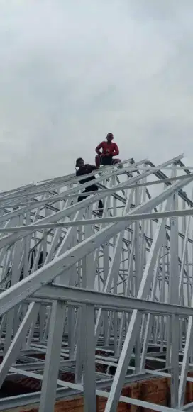 Ahli pemasangan rangka baja ringan