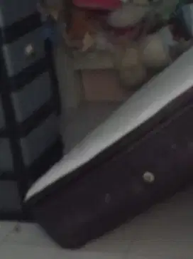 Kerangka tempat tidur kayu ada laci bawahnya