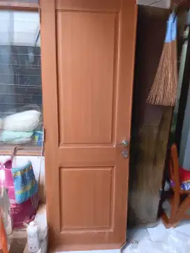 Pintu kamar kayu