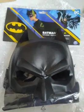 Topeng Batman dan jubah