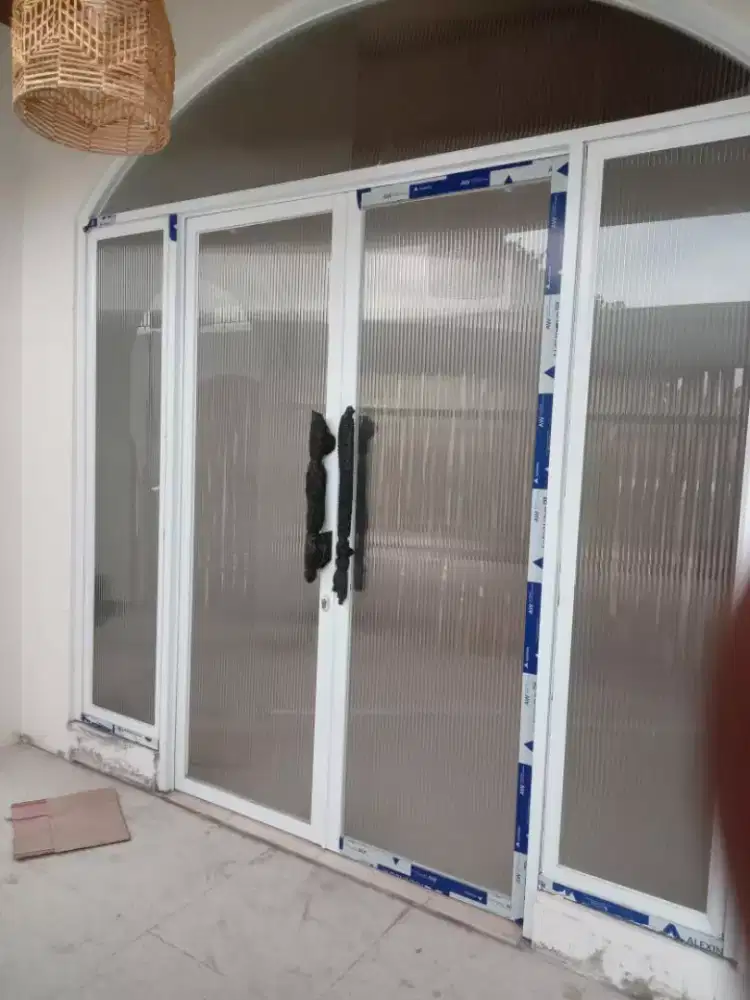 Pintu dobel dengan skat partisi