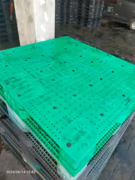 Palet plastik bekas dan baru