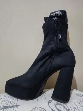 Sepatu boots heels