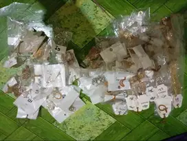Jual Cepat Murah Aksesoris Kalung dan Anting Wanita Ada 75 Buah Baru