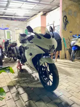 SUZUKI GSX R150 WARNA PUTIH TAHUN 2017