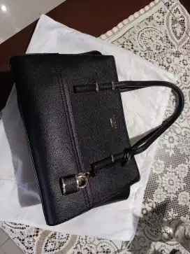 Guess. Tas tangan warna hitam dengan model yg cantik