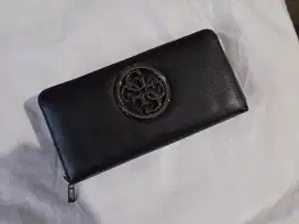 Guess,  dompet warna hitam. Banyak tempat kartu dan banyak dekatnya.