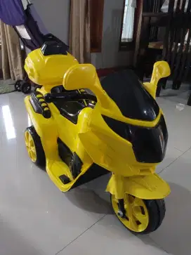 Motor Aki Mainan Warna Kuning Tornado