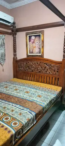 Tempat tidur kayu jati
