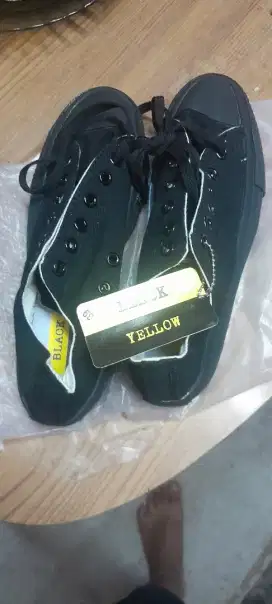 Sepatu hitam bertali