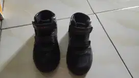 Di jual sepatu sekolah anak cowok