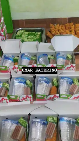 kue kotak dan tumpeng kue