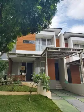Disewakan rumah mewah full furnished 2 lantai ivy park bsb city