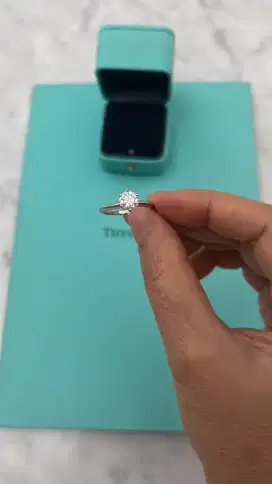 Tiffany N Co Solitaire Round Shape 0,89ct Ring In Platinum