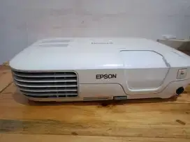 Projector Epson Type EB-S7Tampilan Terang Mulus Normal Siap Pakai