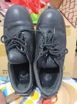 Sepatu safety ukuran 43