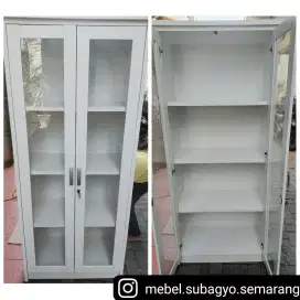 Lemari hias 2 pintu putih kaca panjang