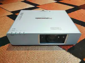 Proyektor Panasonic 4000 Lumens Warna Tajam Masih Segel