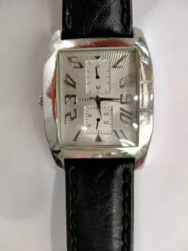 Jam tangan pria Guess kulit hitam original