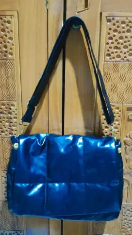 Tas hitam bantal