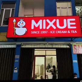 Neon box dan huruf timbul