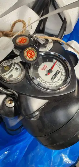 Royal Enfield classic 500 black stealth NEW white stripe