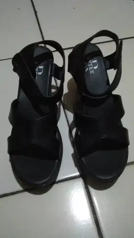 sepatu sendal warna hitam