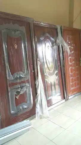 Pintu Baja Tampilan Kayu