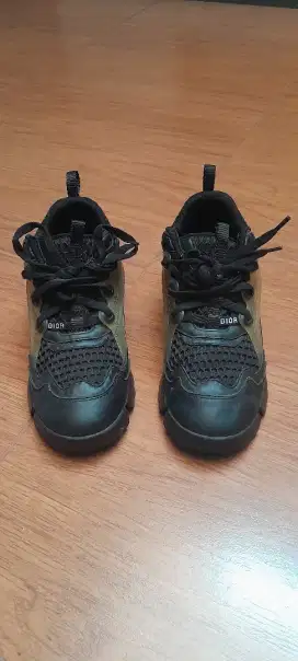 Sepatu kets Dior Hitam sale aja