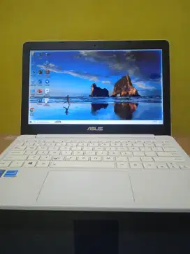 Netbook Asus  E203M