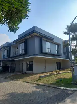 Kingspoint Residence, dkt Sumbek. Rumah 2 lt hoek hadap clubhouse.