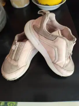 Sepatu Toe Zone