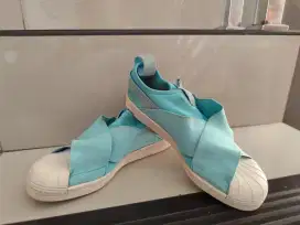 Sepatu Adidas slip on