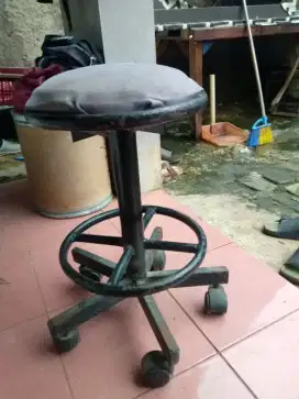 Satu buah Kursi jait , rangka besi kaki Roda