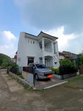 Over credit / Disewakan Rumah 2 Lantai Cibinong Bogor