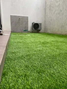 Rumput sintetis kena hujan, tenang aja ada lubang resapan air