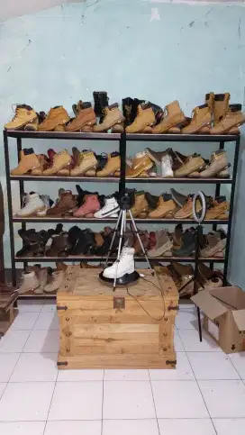 Sepatu boots branded Timberland Caterpilar docmart dickies dll