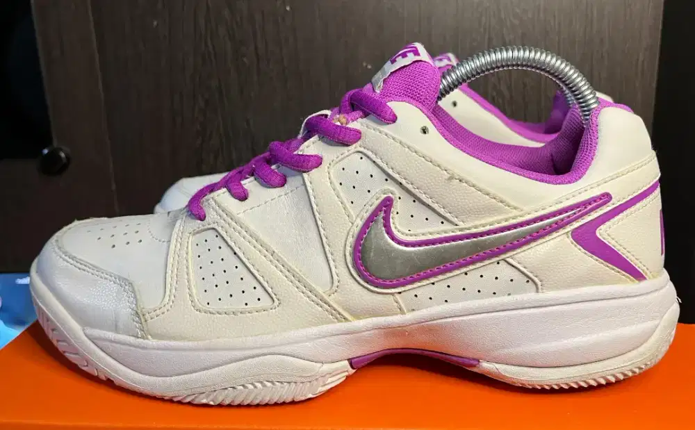 Sepatu Badminton Tenis Nike City Court WMNS