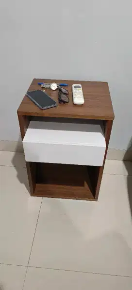 Nakas  tempat tidur