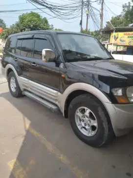 Mitsubishi pajero tahun 2000