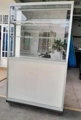 Etalasa kaca untuk berjualan
