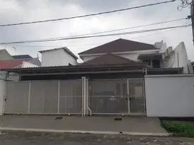 Dijual Rumah Manyar Tompotika 2 Lantai Siap Huni Lokasi Strategis