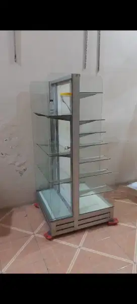 Etalase kosmetik atau snack