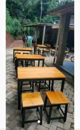 Satu set meja kursi resto